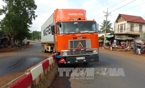 Xe container "leo" dải phân cách ảnh 1